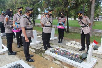 Peringati HUT Bhayangkara ke-75, Polda Lampung Ziarah ke Makam Pahlawan